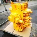 Komatsu PC200-7 dispensing valve